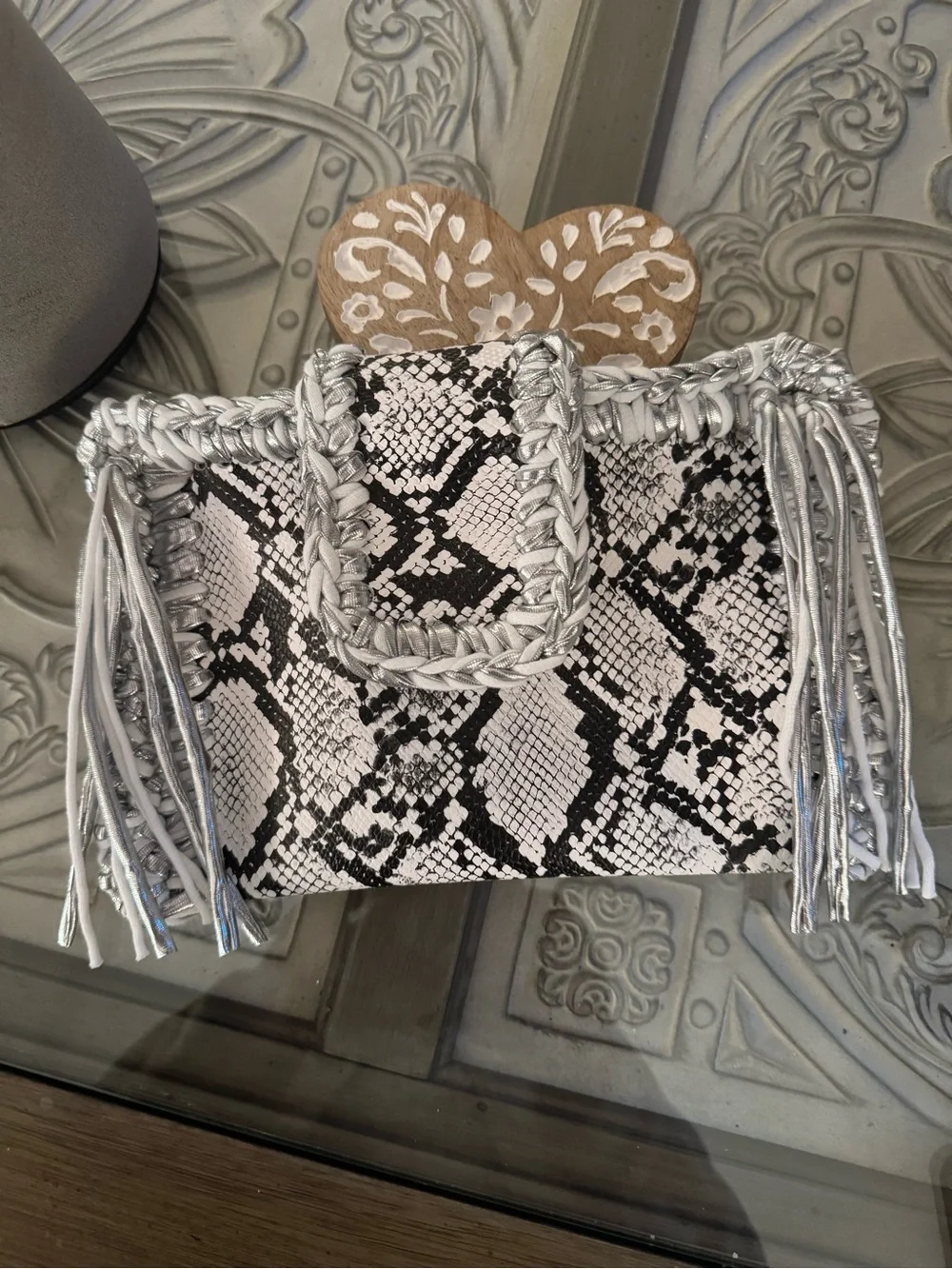 Bonita Bolso Snake-Print Fringe clutch bag in Black & white made by Yvonne